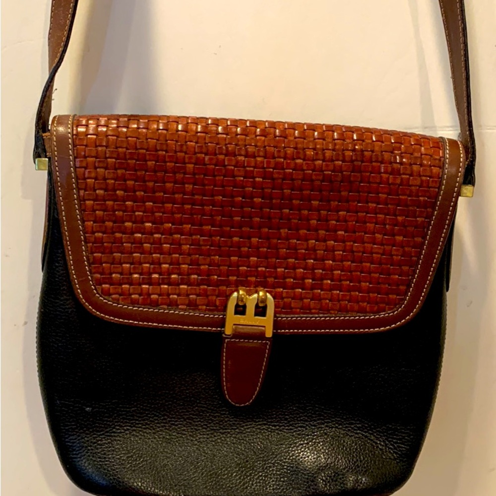 BALLY VINTAGE ADUSTABLE STAP BAG SHOULDER OR CROSS BODY. LEATHER BASKET FLAP